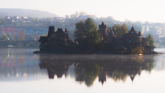 Замок на острове