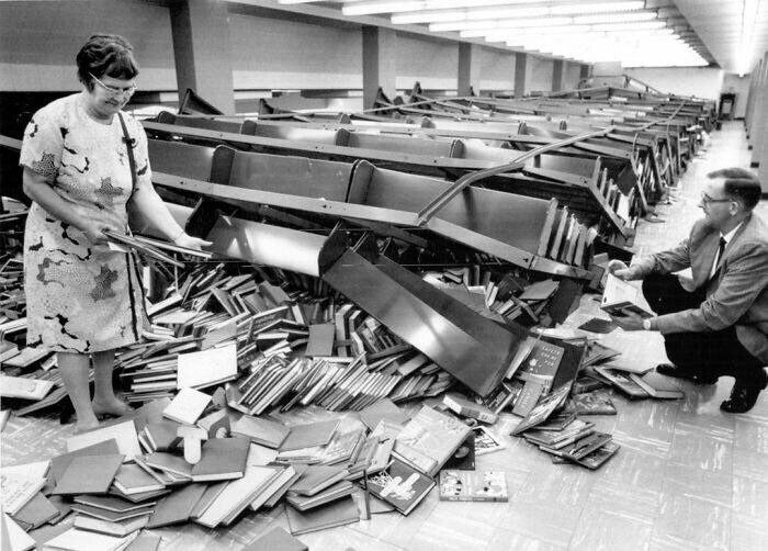 Упс... США, 1971, Огайо, Библиотека, Стеллаж, Падение, Принцип домино, Хаос, Книги