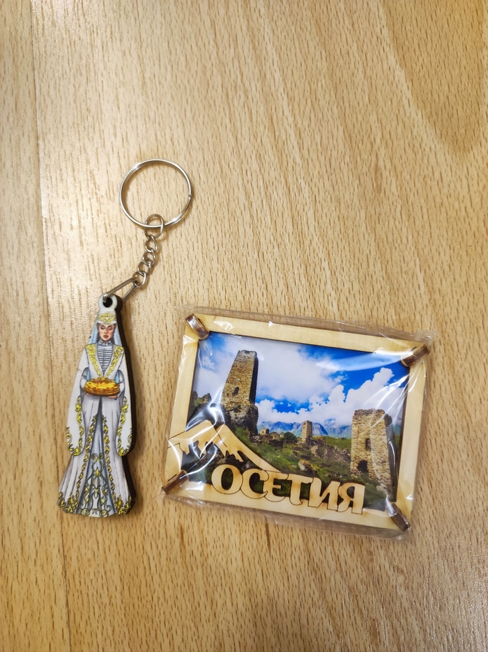И магнитик с брелком с местным колоритом))