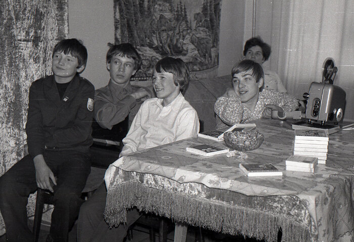 Я за штурвалом корабля, в смысле, около кинопроектора, а довольные зрители смотрят фильму.