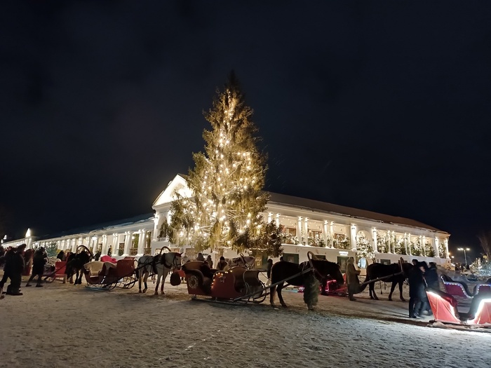 Вполне симпатичная городская ёлка в Суздале.
