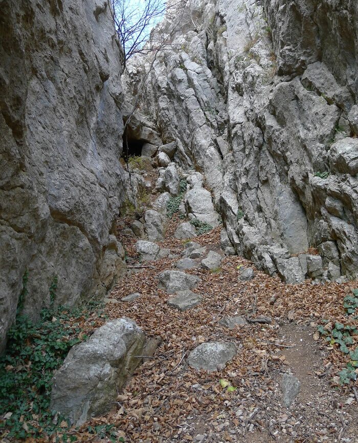 Движение по кулуару в сторону грота