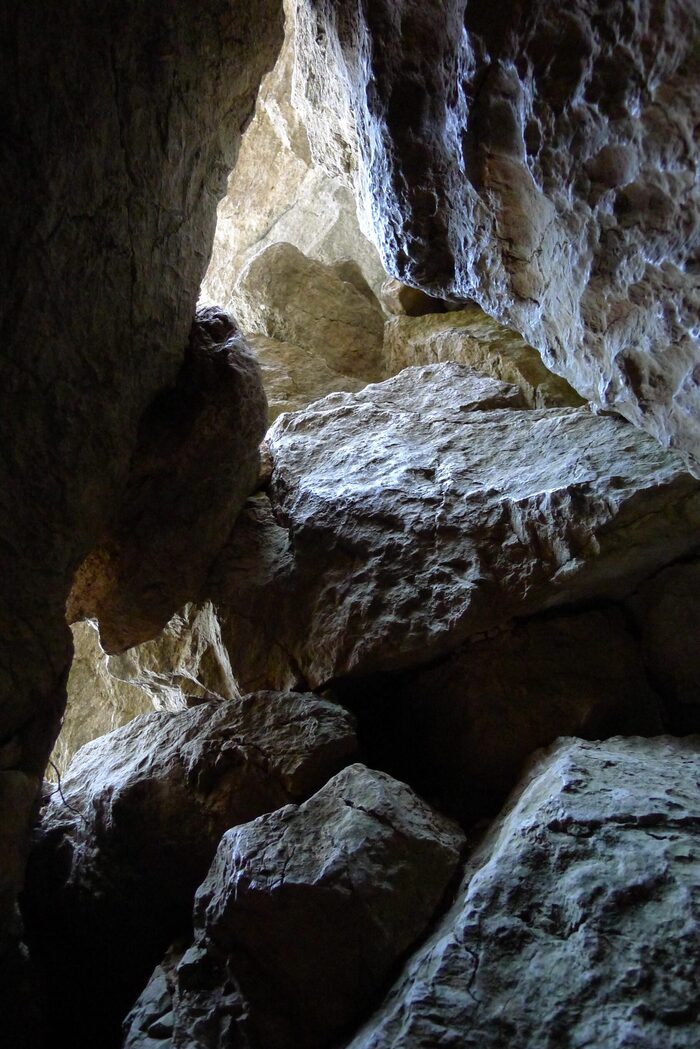 Вид на калиброванное отверстие в потолке грота снизу