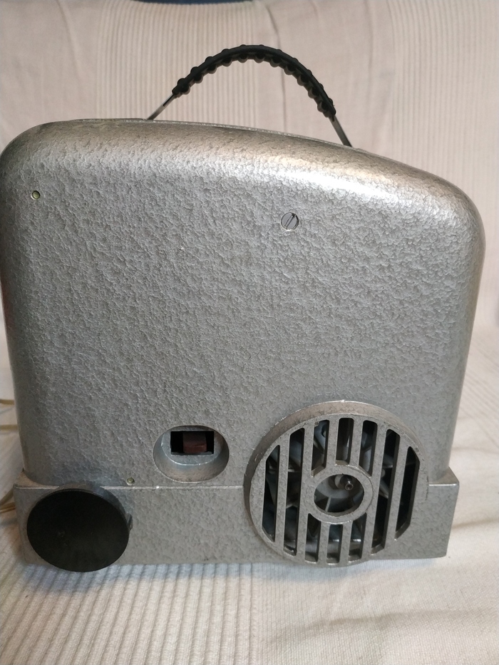 Коричневый язычок позволяет сделать точную настройку положения лампы.