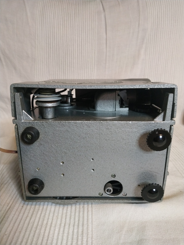 Вид снизу, ножки позволяют отрегулировать угол наклона проектора.