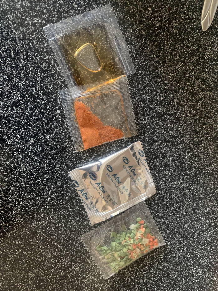 Масло, красный перец, глутаматная суповая основа и овоща