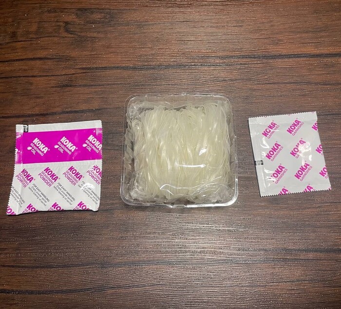 В это версии есть пластиковый лоток, в который все сложили.