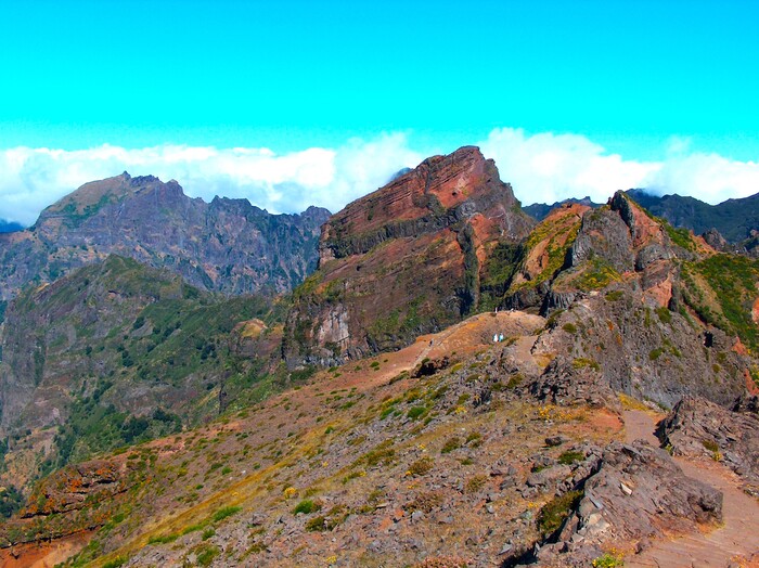 Разноцветные скалы