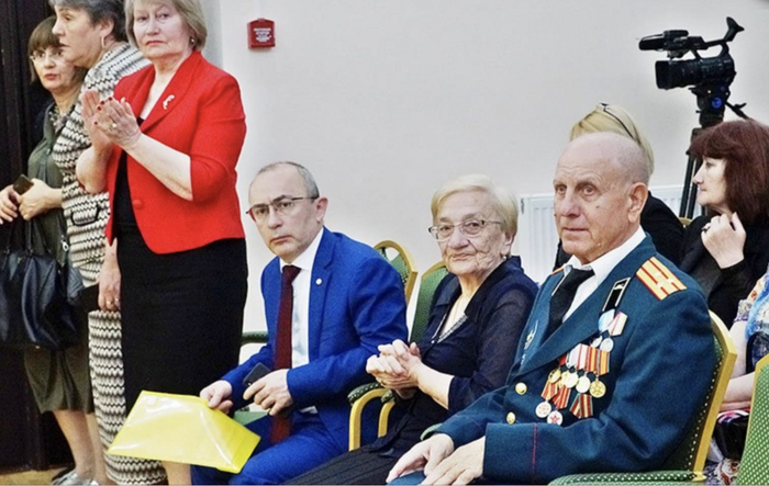 Презентация романа Летят Лебеди в Северной Осетии. Посередине Мила Газданова, справа мой отец, полковник Веретельников