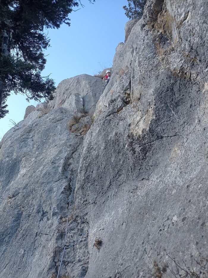 В верхней части щели уйти направо через вертикальный откол