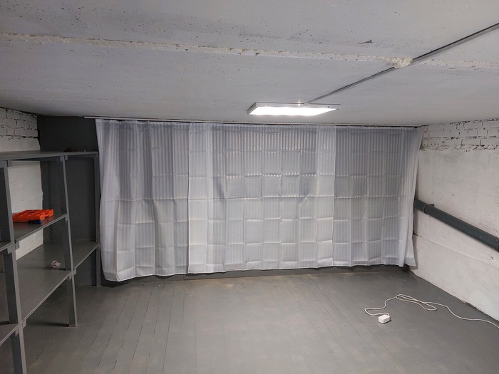 Шторки облагородили вид в мастерской