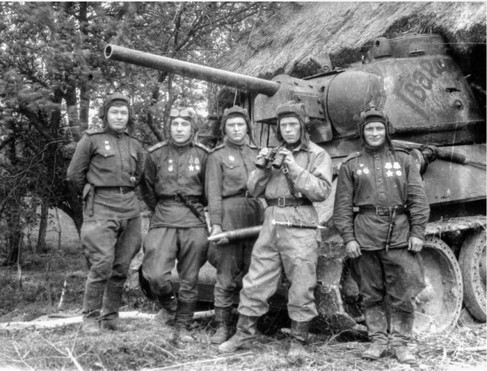 Групповой портрет экипажа танка Т-34 с именем собственным «Гвардия» и командир 2-го батальона 63-й гвардейской танковой бригады 10-го Уральского гвардейского добровольческого танкового корпуса 4-й танковой армии 1-го Украинского фронта