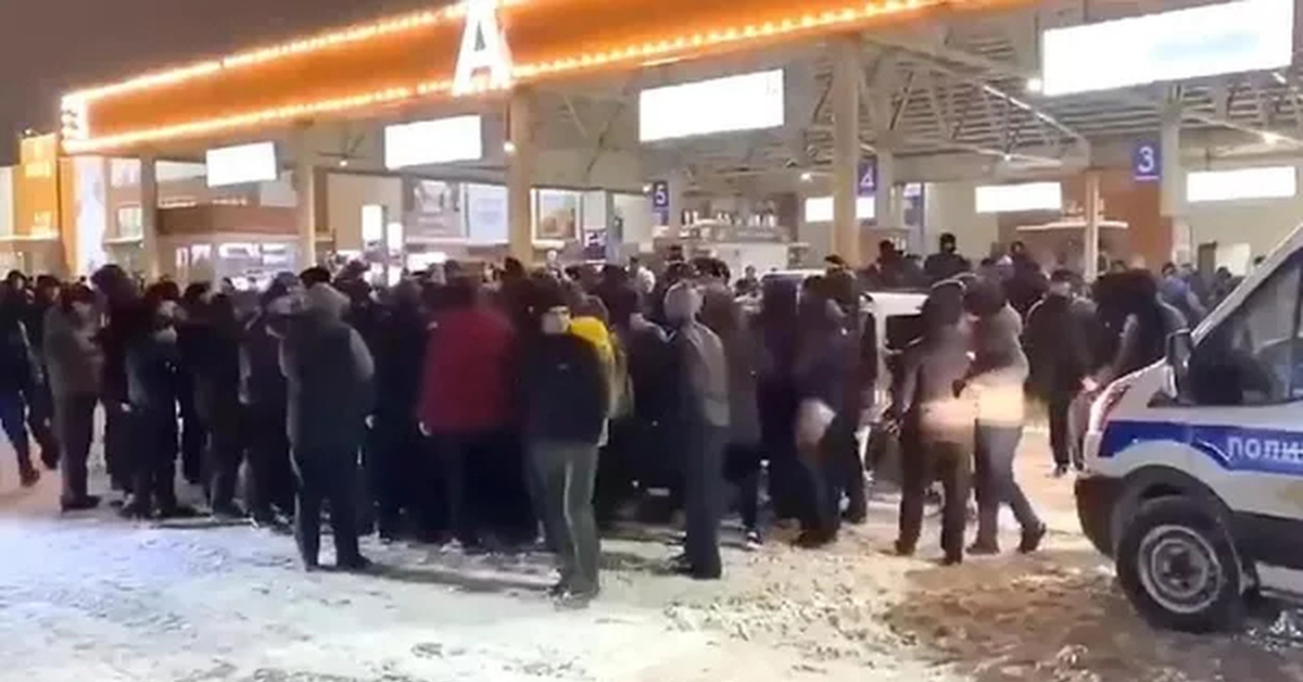 Толпой избили мигранта