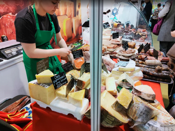 Сыр тоже можно везде попробовать, я выбрала 2 вида на разных площадках, с пажитником и еще с беконом, перцем и травами