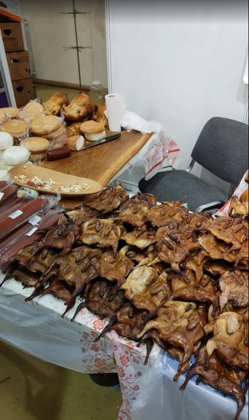 Это копченые куропатки. Как маленькая курица, вкусно. Одна стоит 350 рублей.