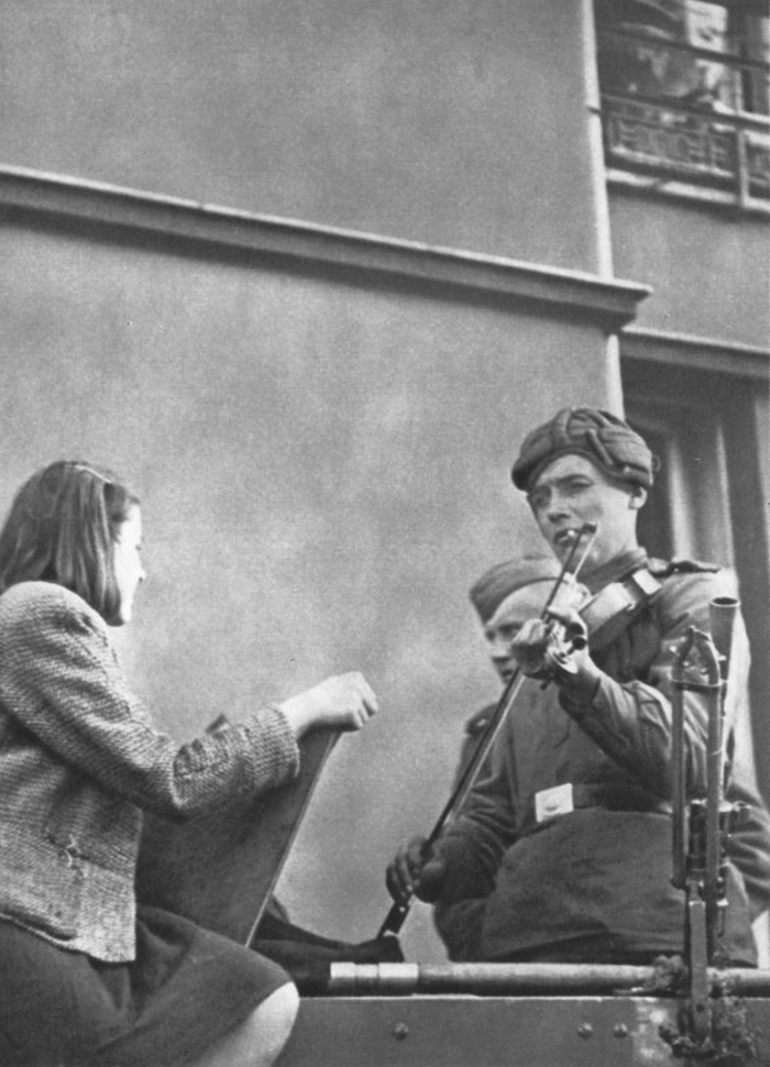 Советский танкист со скрипкой и жительница Праги