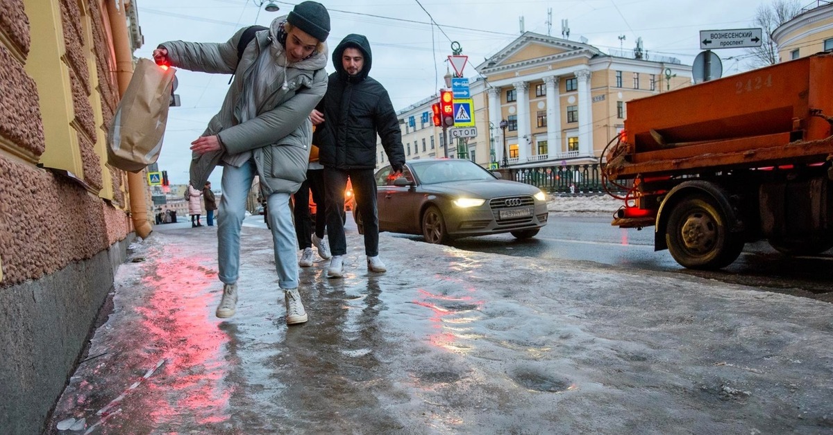 Сильный дождь в дорогу. Санкт-Петербург гололед. Гололед. Гололедица Петербург. Лед на тротуаре.