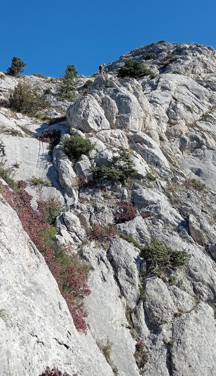 Движение от R3 к R4. После камина нужно вылезть на гребень, влево от балды уходить не стоит.