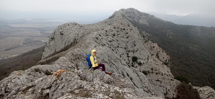 Спуск с маршрута на восток вдоль гребня