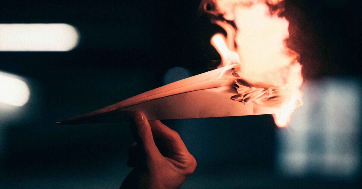 Сильно горят руки. Огонь в руке. Огонь на ладони. Горящий бумажный самолетик. Огненная рука.