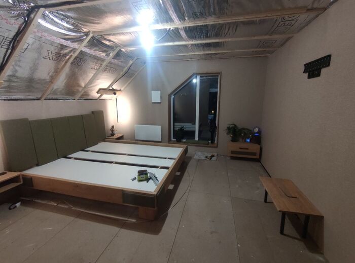 Изголовье еще не смонтировано.