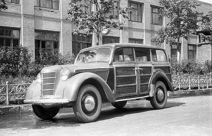 Опытный «Москвич-400‑421» в Москве.