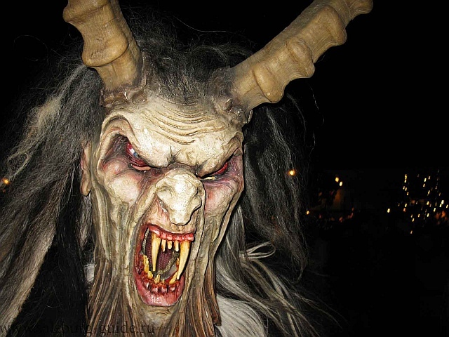 Мужчина в костюме Крампуса на обходном обряде