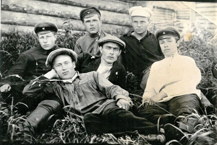 1929-1930 гг. Л.И. Брежнев в период его работы в Свердловском окрземуправлении.