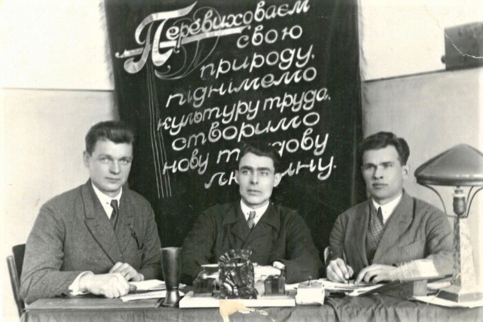1934 год. Л.И. Брежнев среди работников обкома ВКП(б) (г. Днепродзержинск).