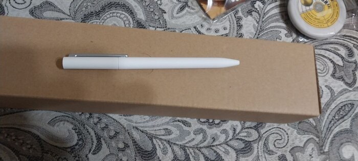 Ну и переходим к главным лотам. В белой коробочке оказалась стильная, белая ручка от Сяоми. Просто 100% попадание, так как я фанат Сяоми и работа офисная, спасибо большое)