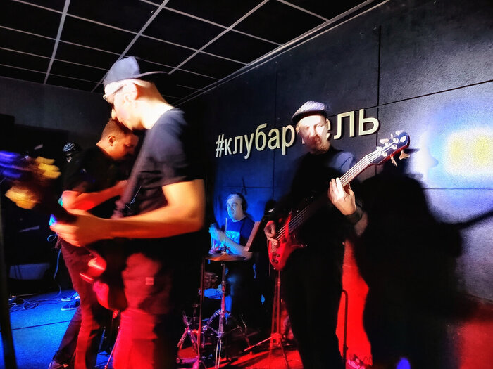 Рок-концерт в местном клубе
