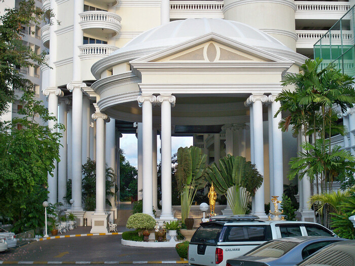 Вход со стороны улицы.