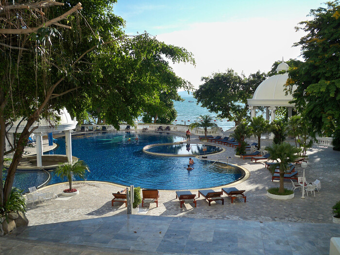 Бассейн, есть детская зона с маленькой глубиной, и лягушатник для самых маленьких деток.