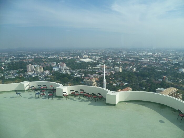 В кондо эксплуатируемая кровля, вид на город просто космический.