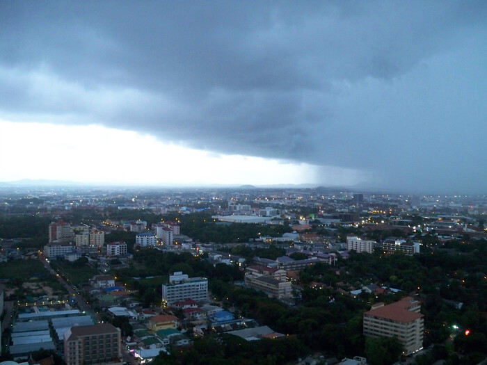 Приближается тропический ливень.