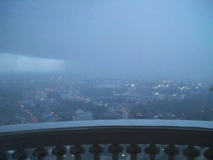 И через 10 минут обрушивается стена дождя.