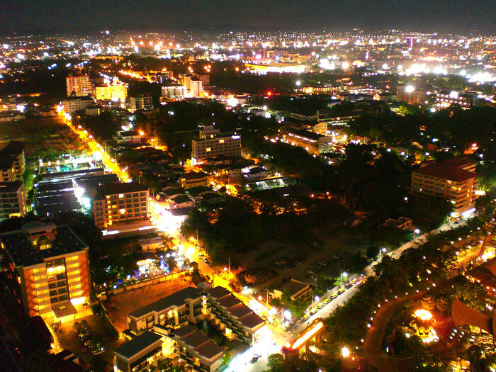 Вид на город ночью.