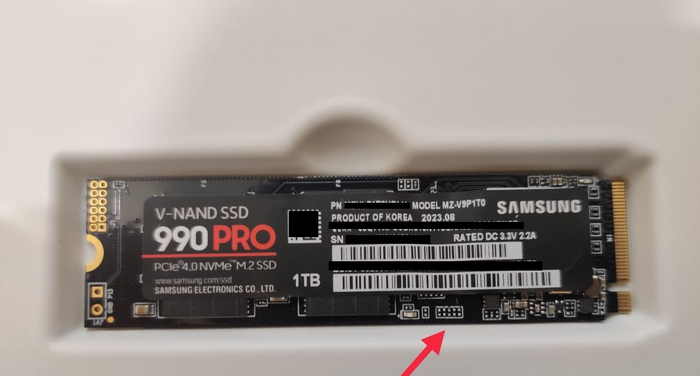 Не хватает медной наклейки, не хватает одного чипа, и вся распайка компонентов отличается, контроллер меньше чем на оригинале, даже если сравнить картинку на коробке и сам SSD, то это разные SSD, так как это подделка