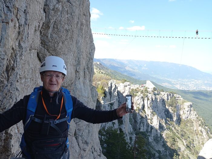 С мостиков на зубцах Ай-Петри валится все...
