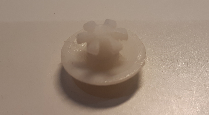 Прошу прощения за качество, но даже так видно заусенцы и неровности на клапане.