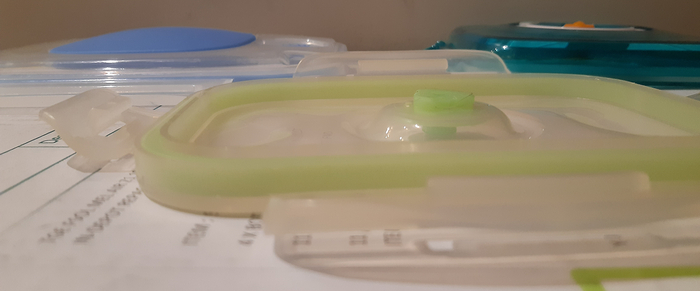 Сравнение типов крышек. Первый вариант самый высокий, куда производитель добавляет от 100мл обьёма, отчего в четвёртый вариант на 1200мл влезает куда больше чем в первый 1100мл. В третьем варианте выступает встроенная помпа. Четвёртый самый плоский.