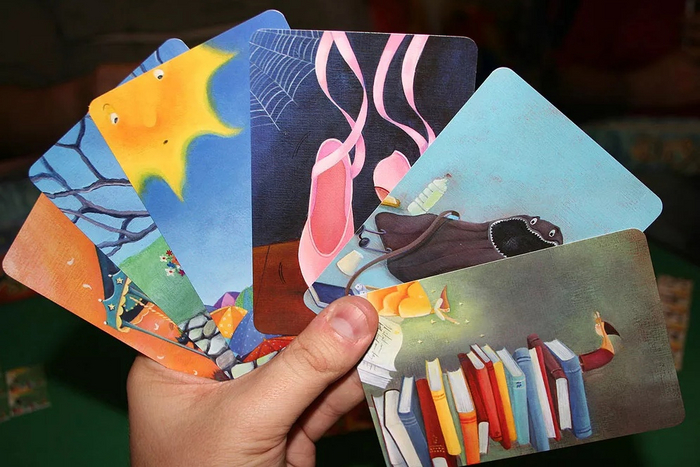 «Диксит» (изображение с сайта <!--noindex--><a href="https://pikabu.ru/story/top_100_nastolnyikh_igr_ot_mistera_lisa_1511_mesta_10954874?u=http%3A%2F%2Fboardgamegeek.com&t=boardgamegeek.com&h=9d63b2cdc996790a2ec86c4155af2e2ef2a3d62a" title="http://boardgamegeek.com" target="_blank" rel="nofollow noopener">boardgamegeek.com</a><!--/noindex-->)