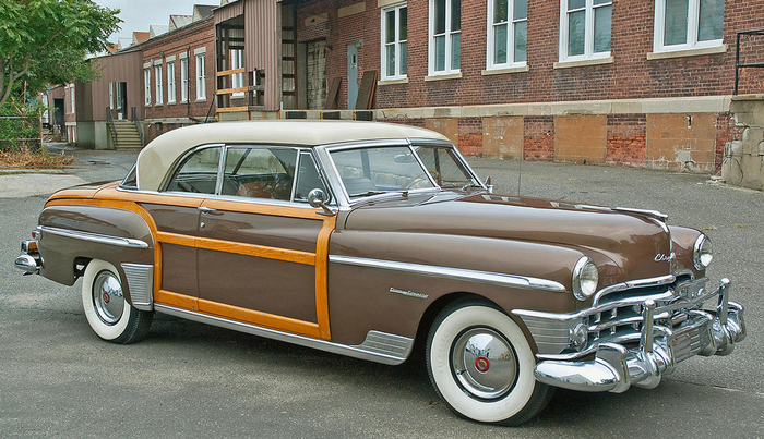 Chrysler Town & Country Hardtop Coupe 1950 года, последний из «вуди» — «крайслеров» с деревянным каркасом кузова. Его передние дисковые тормозы механики по возможности заменяли барабанными просто потому, что те были им лучше знакомы.