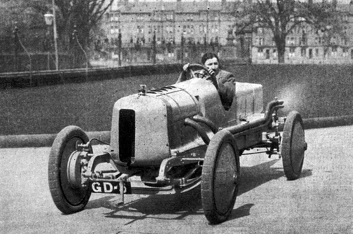 Шарль Перро за рулём гоночного Argyll с четырьмя тормозами своей конструкции, май 1913 года.