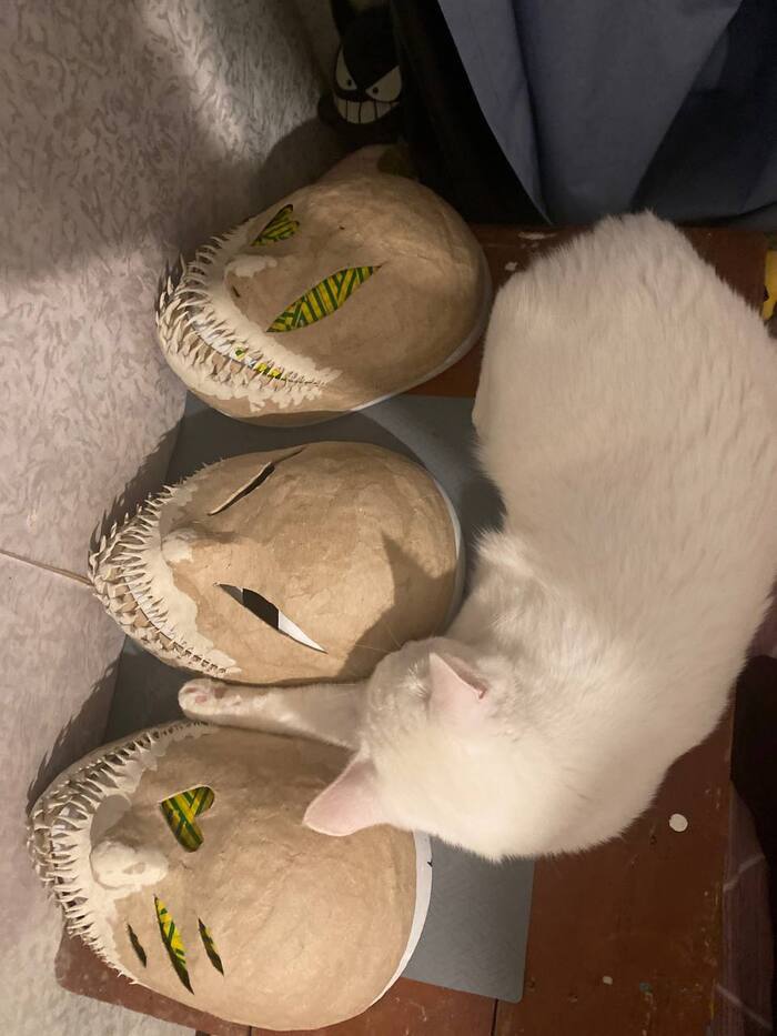 Все начинается с папье-маше разных фактур, для создания основы, и для создания зубов. Каждый зуб я вылепливаю отдельно и отправляю сушится масочку к батарее в стене, и мохнатой батарее.