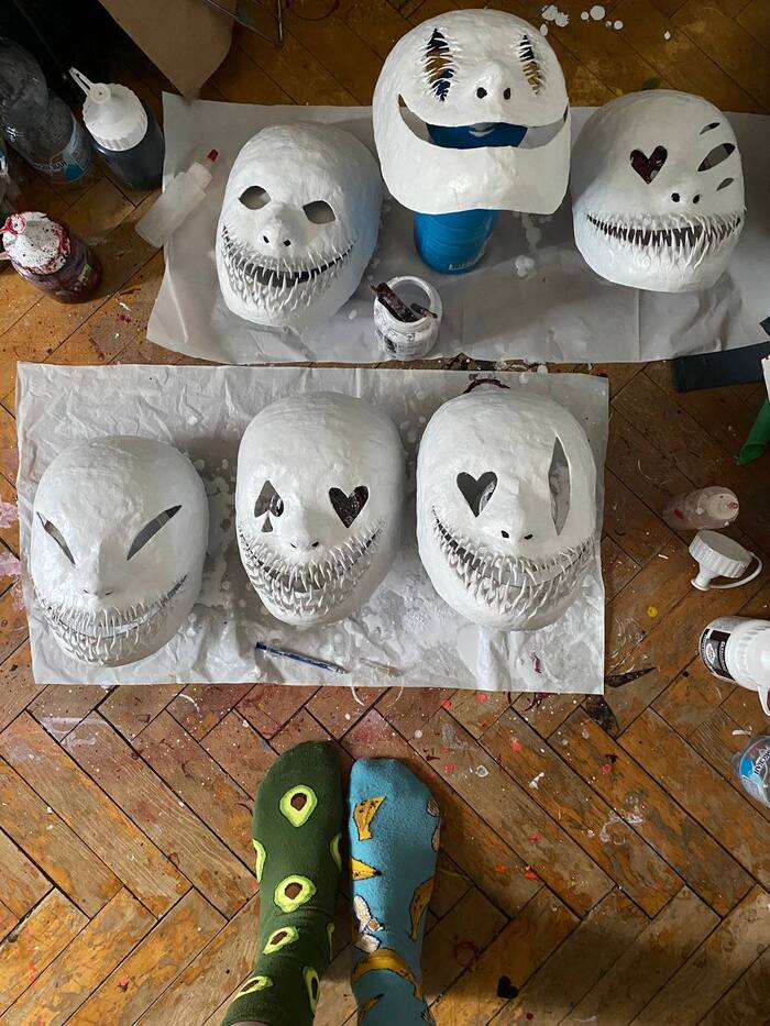 Далее масочки отправляются на грунтовку и покраску. (Вашему внимаю предоставляется тот самый паркет). Для противником фильмов Тарантино, в этот раз были надеты носочки.