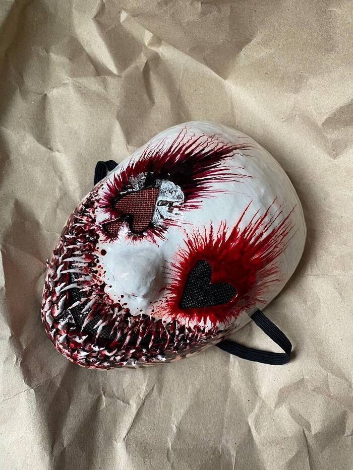 После закрепления сетки- > отправляемся на лак. Лакировка изделия происходит в несколько слоев. И после высыхания вставляется резинка.