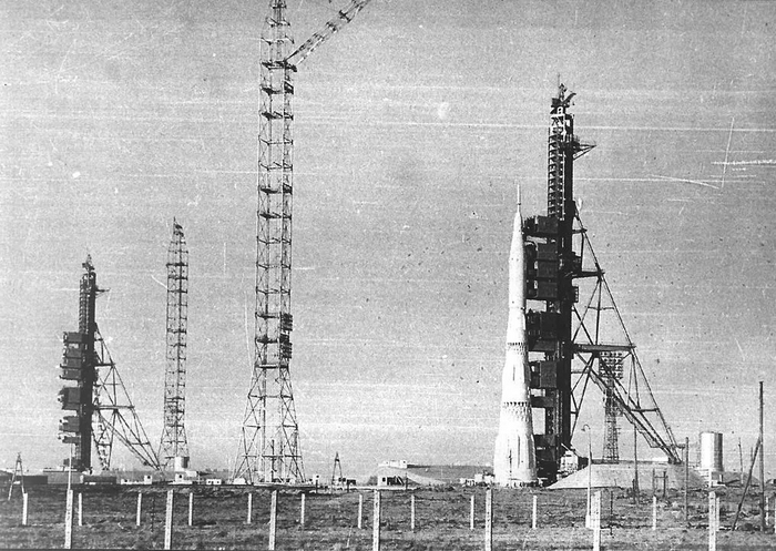 Редчайшая фотография советской ракеты-носителя Н-1, установленной у башни обслуживания