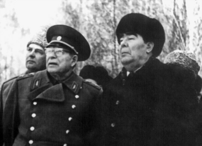 Д.Ф. Устинов - слева, Л.И. Брежнев - справа