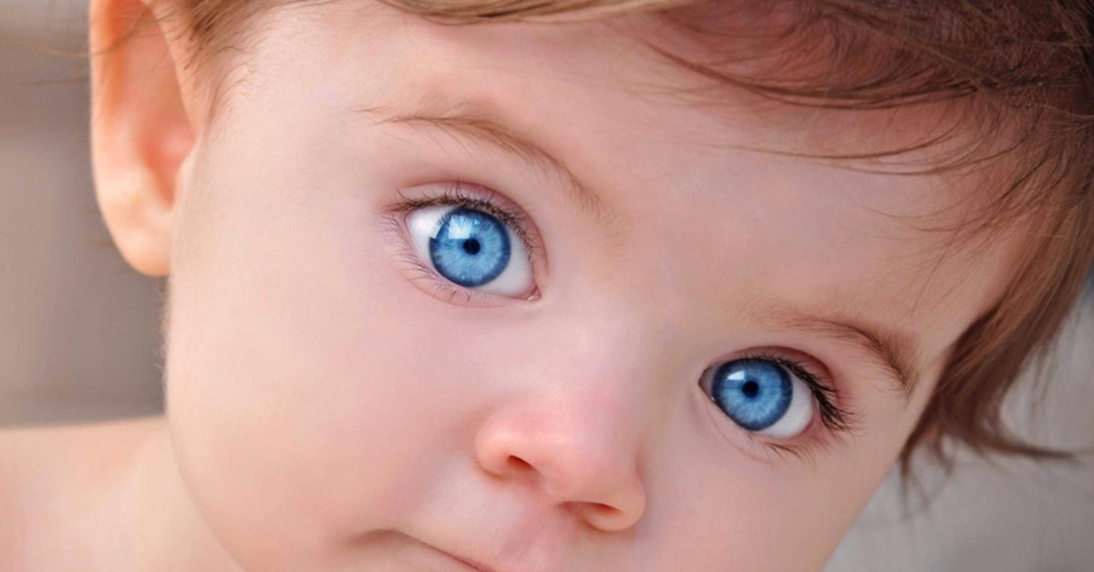 Почему у ребенка голубые глаза. Глаза ребенка. Дети с голубыми глазами. Серые глаза у ребенка. Ребенок с ярко голубыми глазами.